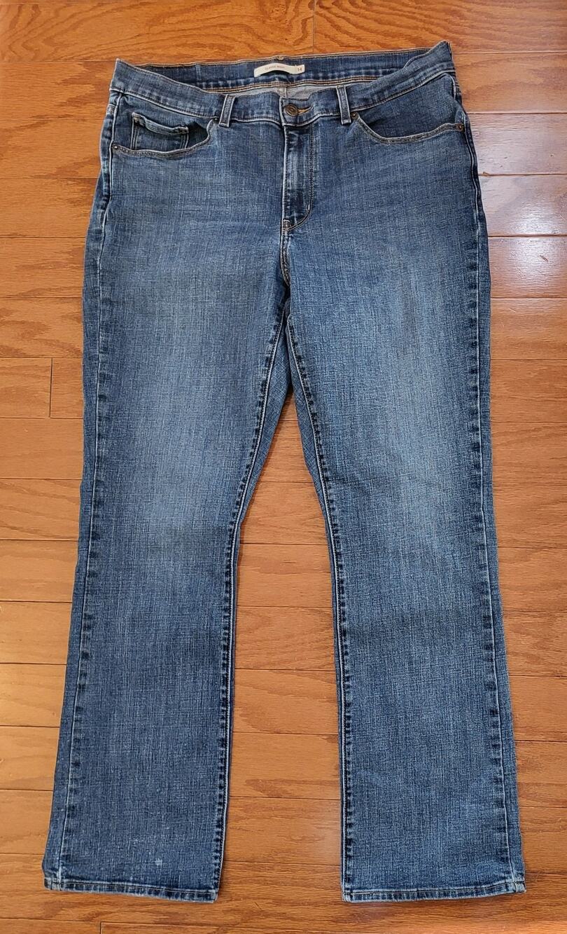 Levi's Jeans Women Size 14 Classic Boot Med Wash (Actual 34W X 30L)